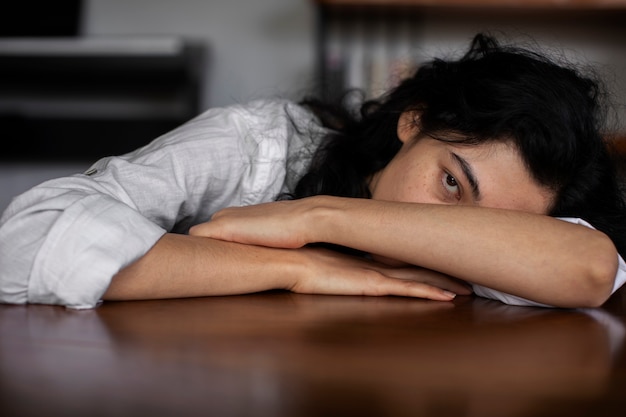 Kostenloses Foto junge frau, die mit angst zu tun hat