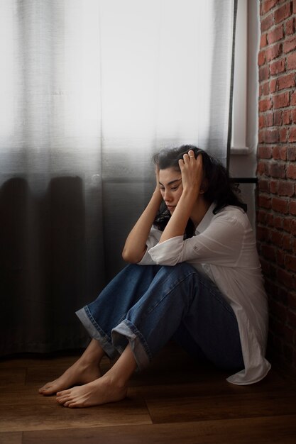 Junge Frau, die mit Angst zu tun hat