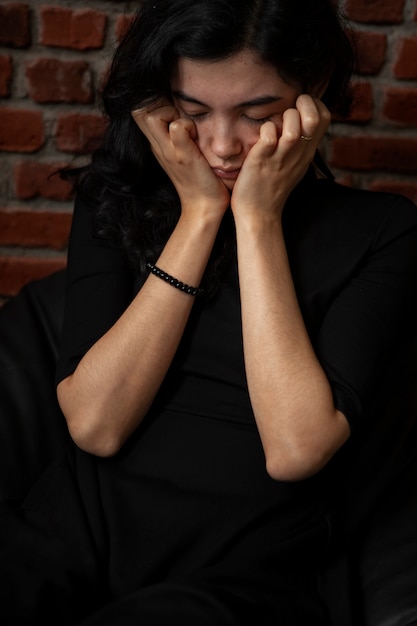 Kostenloses Foto junge frau, die mit angst zu tun hat