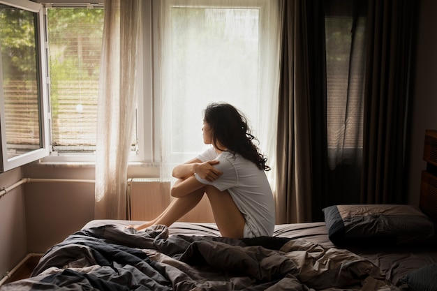 Kostenloses Foto junge frau, die mit angst zu tun hat