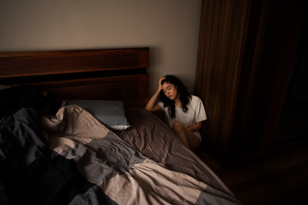 Kostenloses Foto junge frau, die mit angst zu tun hat