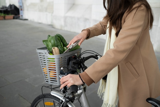 Junge Frau, die mit dem Fahrrad unterwegs ist