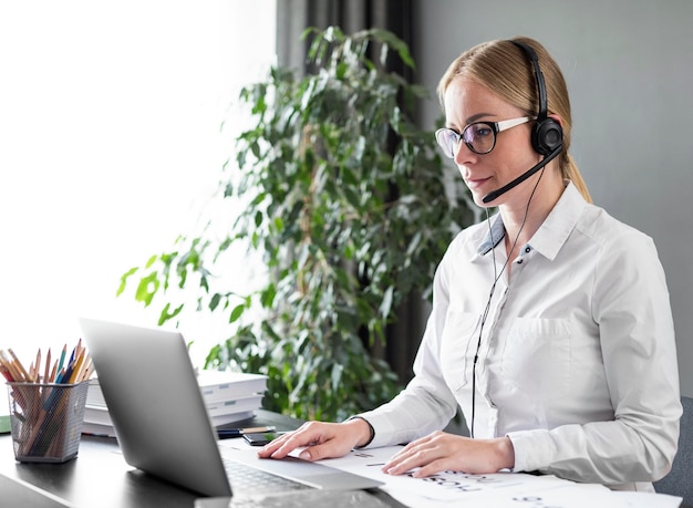 Junge Frau, die mit ihren Schülern online spricht