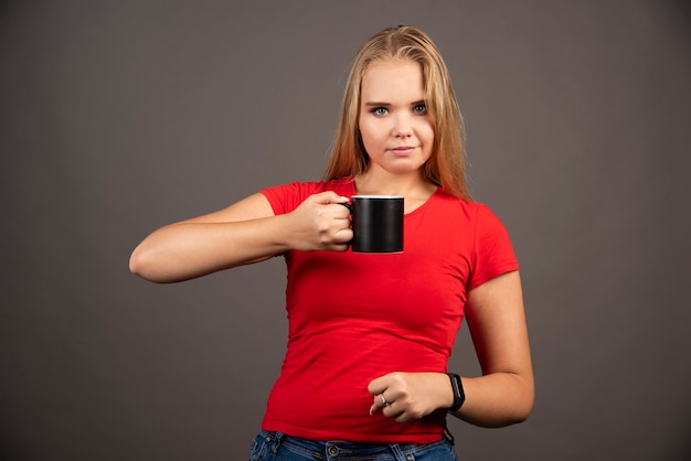 Junge Frau, die mit leerer Schale aufwirft.