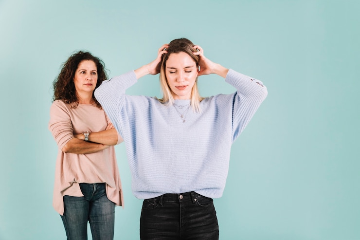 Kostenlose Foto junge frau, die mit mutter argumentiert