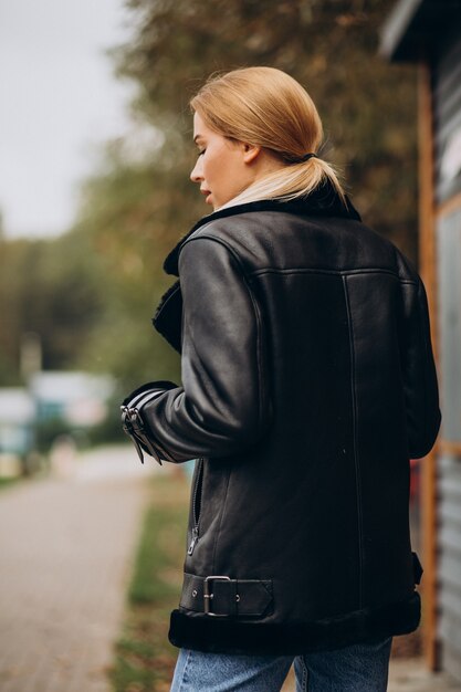 Junge Frau, die Oberstoffe demonstriert