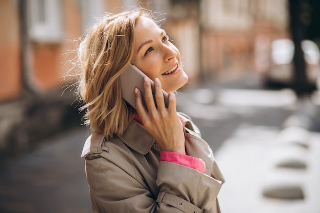 Junge Frau, die online am Telefon einkauft