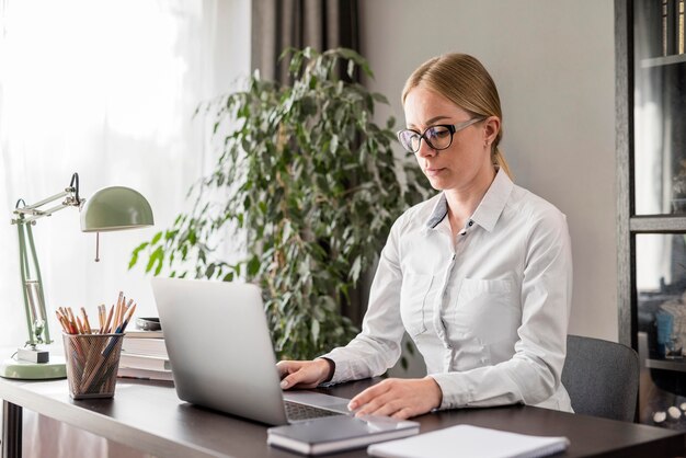 Junge Frau, die online unterrichtet