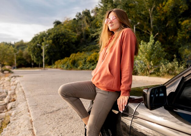 Junge Frau, die Roadtrip genießt