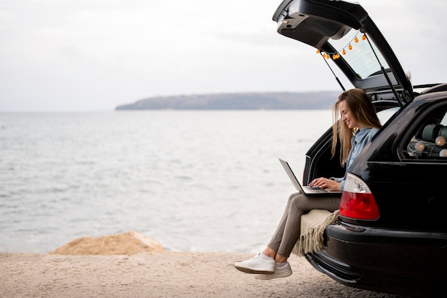 Kostenloses Foto junge frau, die roadtrip genießt