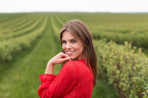 Junge Frau, die rotes Kleid trägt