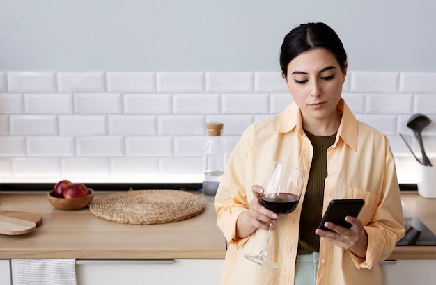 Kostenloses Foto junge frau, die rotwein trinkt