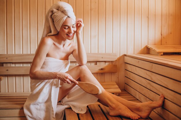 Junge Frau, die Ruhe in der Sauna allein hat