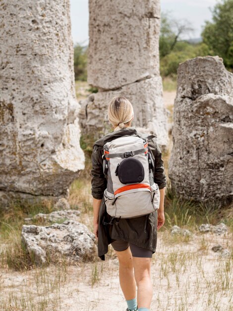 Kostenloses Foto junge frau, die ruinen erforscht