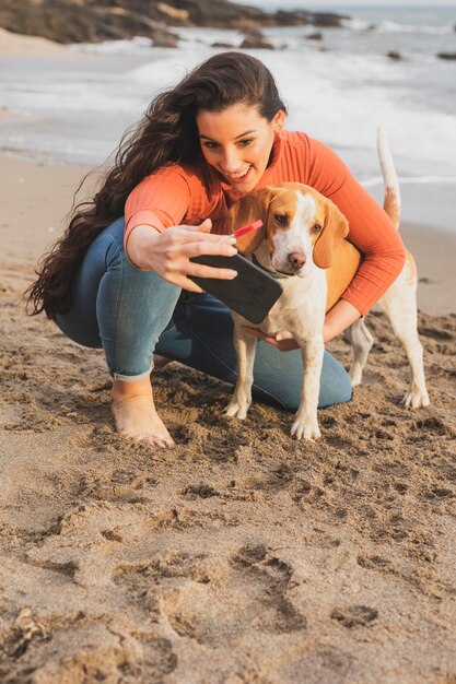 Junge Frau, die selfie mit Hund nimmt