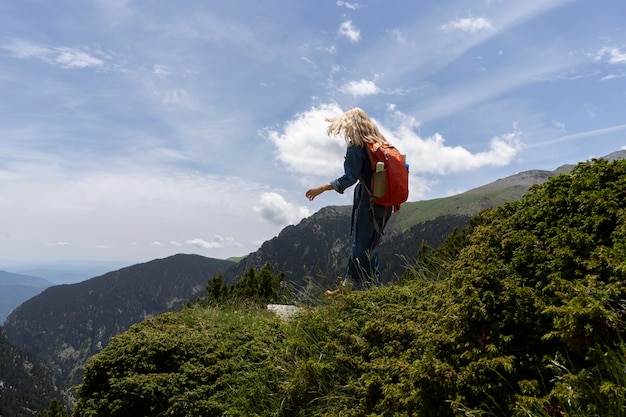 Junge Frau, die sich in der Natur entspannt