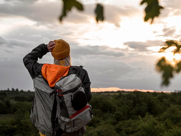 Junge Frau, die Sonnenuntergang genießt