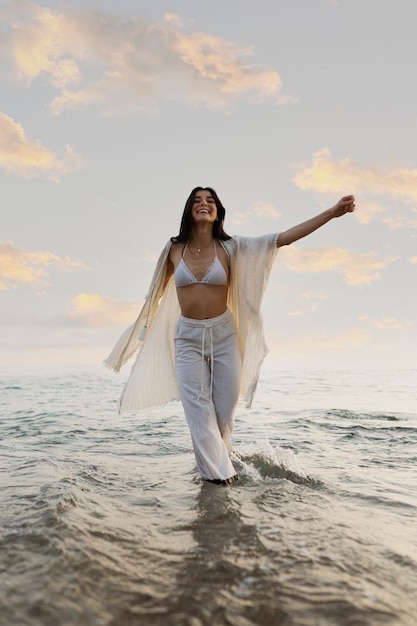 Junge Frau, die Spaß am Meer hat