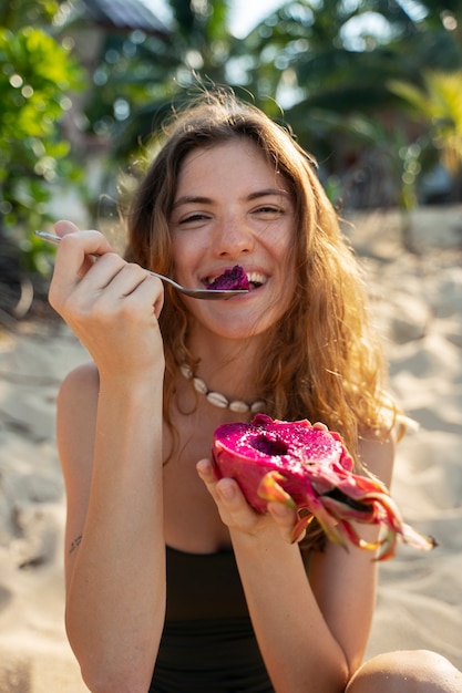 Junge Frau, die Spaß am Meer hat