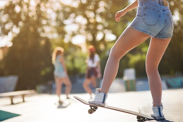 Junge Frau, die Spaß im Skatepark hat