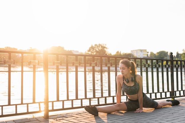 Junge Frau, die Sport im Park tut