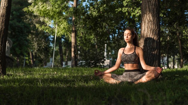 Junge Frau, die Sport im Park tut