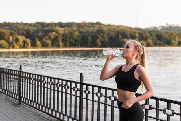 Junge Frau, die Sport im Park tut