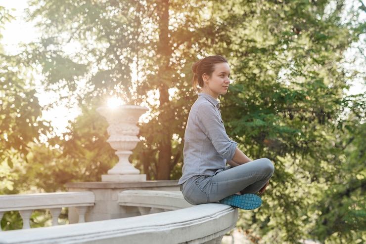 Kostenlose Foto junge frau, die sport im park tut