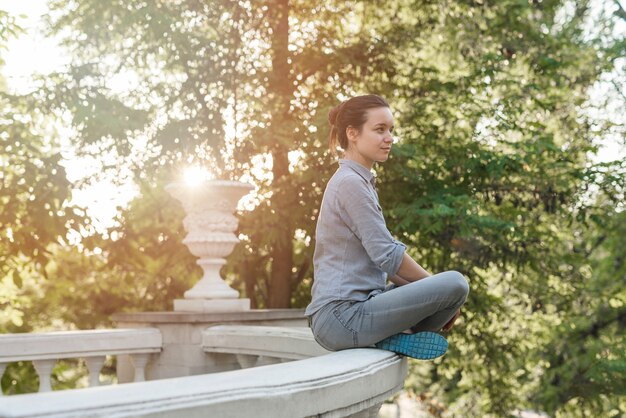 Junge Frau, die Sport im Park tut