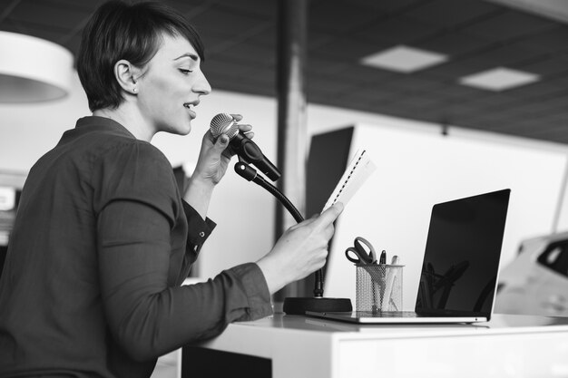 Junge Frau, die Sprachausgabe im Studio aufzeichnet