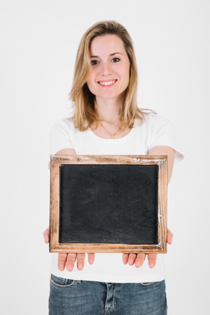 Kostenloses Foto junge frau, die tafel zeigt