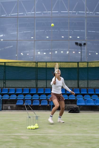 Kostenloses Foto junge frau, die tennis spielt