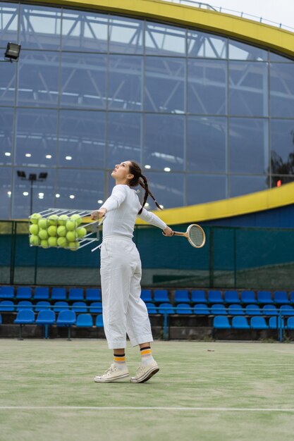 junge Frau, die Tennis spielt