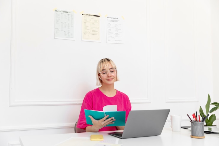 Kostenlose Foto junge frau, die von zu hause aus an ihrem laptop arbeitet