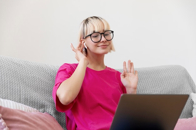 Junge frau, die von zu hause aus arbeitet