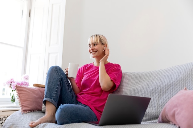 Junge Frau, die von zu Hause aus arbeitet