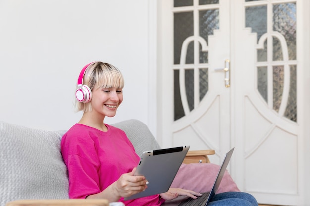 Junge Frau, die von zu Hause aus arbeitet