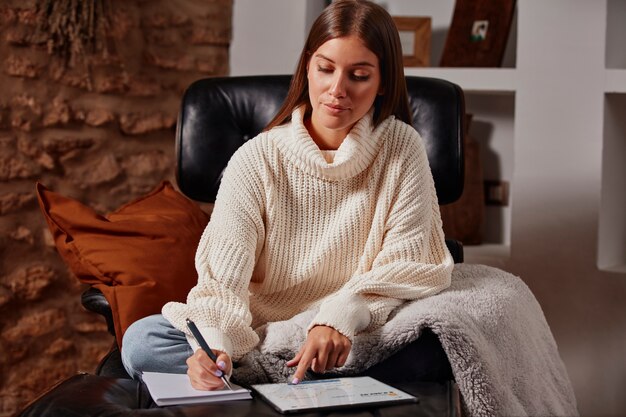 Junge Frau, die von zu Hause aus arbeitet