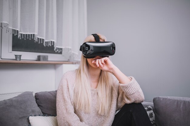 Junge Frau, die VR-Gläser trägt