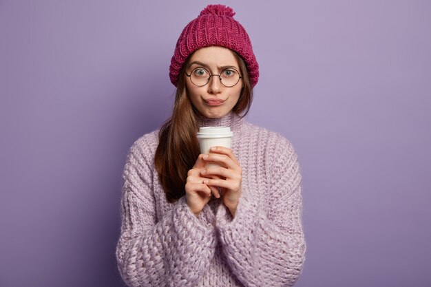 Junge Frau, die Winterkleidung trägt