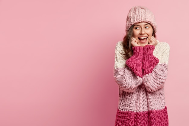 Junge Frau, die Winterkleidung trägt