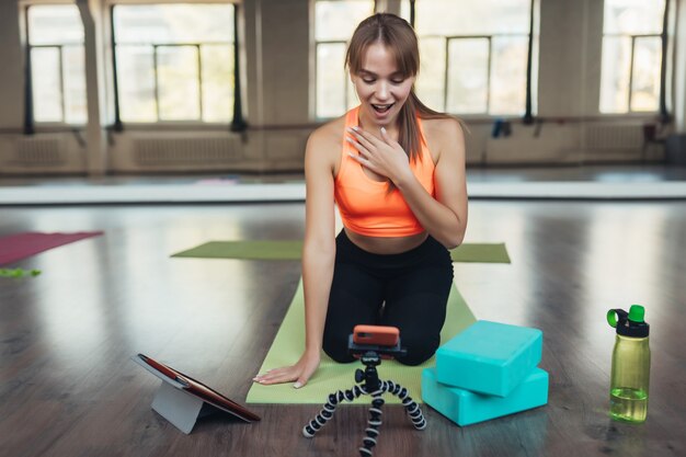 Junge Frau, die Yoga praktiziert, ist mit dem Lehrer online verlobt.