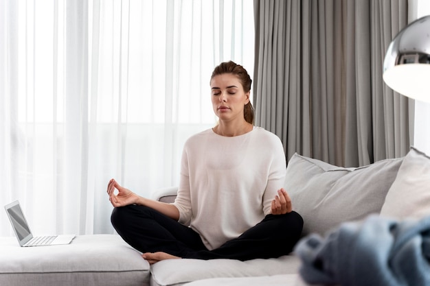Junge Frau, die Yoga praktiziert, um sich zu entspannen