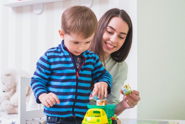 Junge Frau, die Zeit mit Sohn verbringt