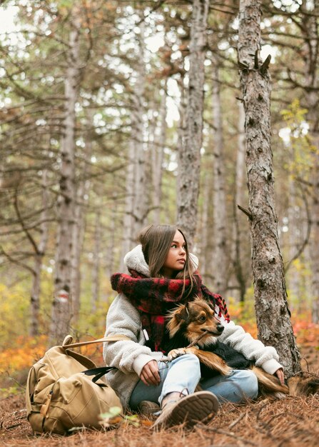 Junge Frau, die Zeit zusammen mit ihrem Hund draußen verbringt