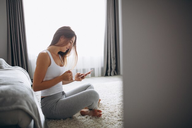 Junge Frau, die zu Hause Kaffee trinkt