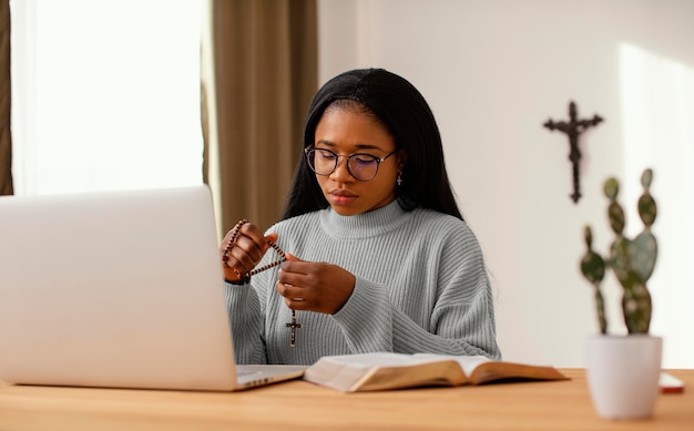 Kostenloses Foto junge frau, die zu hause spirituell ist