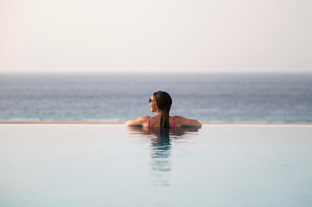 Junge Frau entspannt allein im Pool