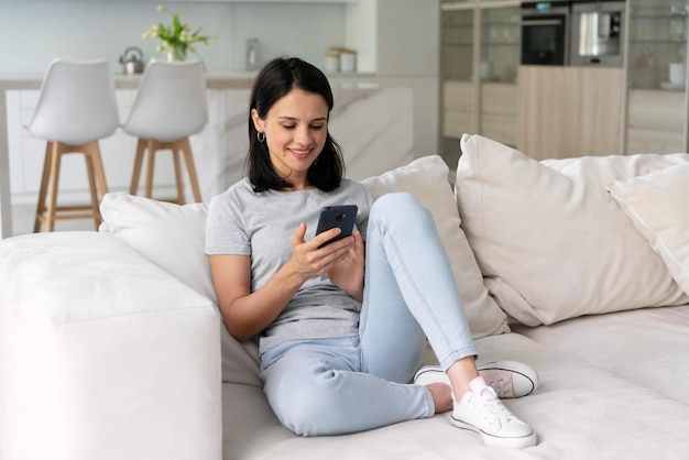 Junge Frau entspannt sich allein zu Hause