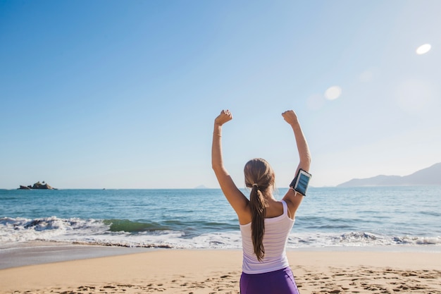 Junge Frau feiert nach dem Training